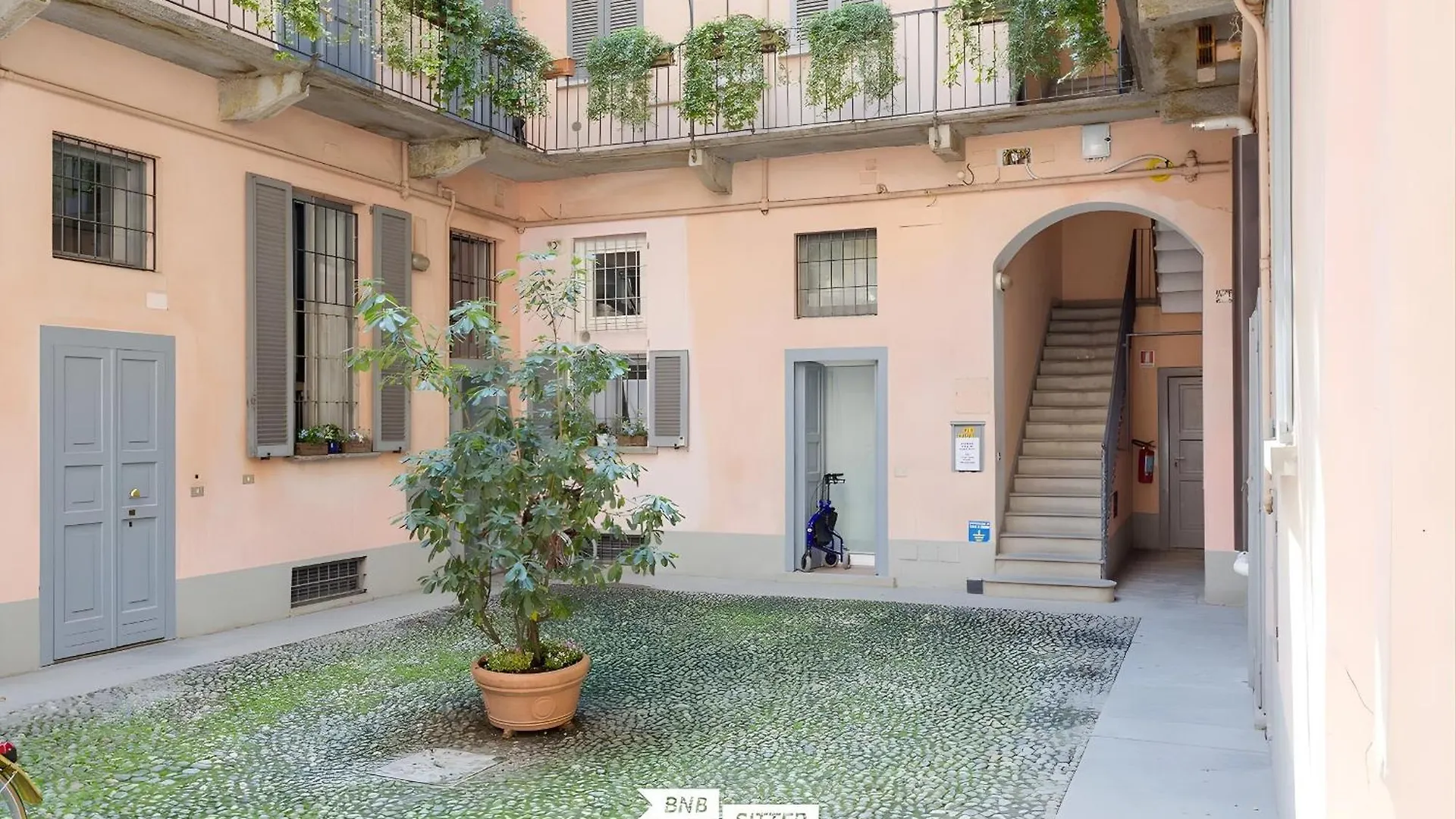 Central And Quiet Apartment - Milan Italy